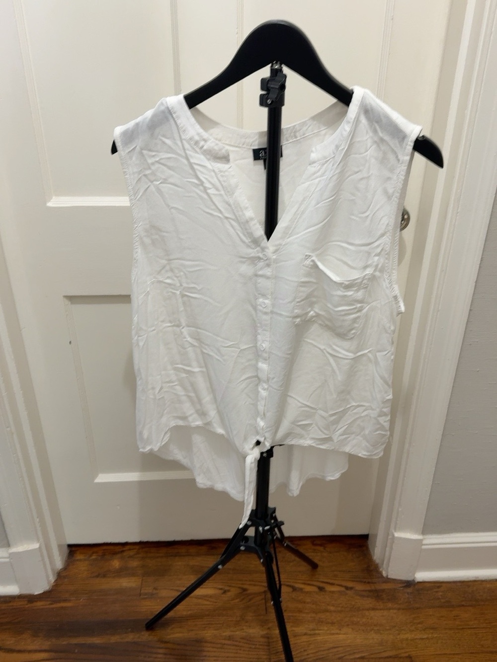a.n.a White Sleeveless Button-Front Tie-Hem Camisole